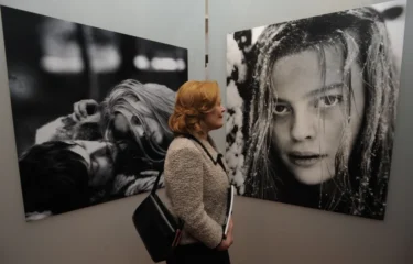 Žena se dívá na výstavě na ženu na fotografii