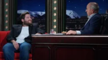 Dva muži spolu hovoří, jeden z nich je moderátor Jan Kraus, druhý je herec Jan Řezníček, jde o pořad Show Jana Krause