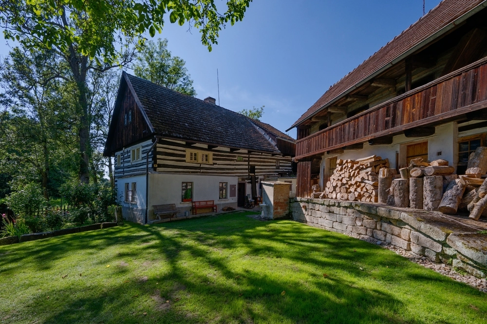 Mlýn a romantická krajina se zelenou loukou