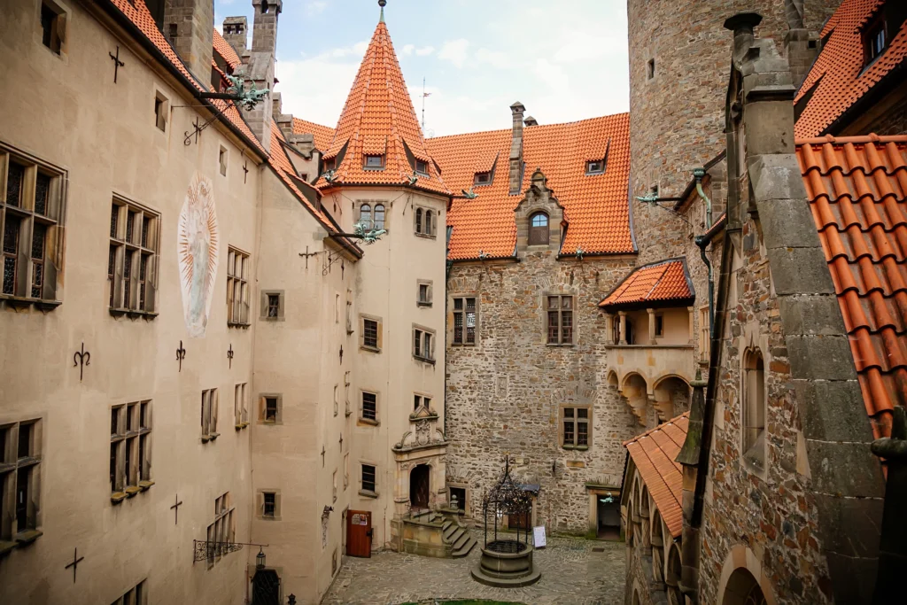 Hradní nádvoří se starobylou studnou, jde o hrad Bouzov