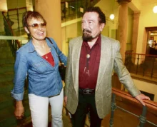 Dva usměvaví lidé ve středním věku, muž je oblečen ve westernovém stylu