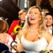 Žena se světlými vlasy ve svatebních šatech se směje