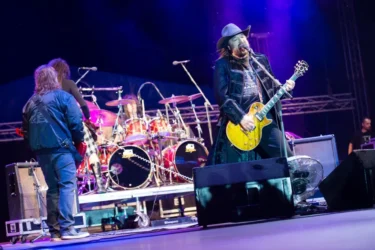 Hudebníci hrají na podiu na hudební nástroje