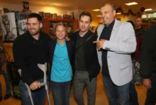 Starší muž se dvěma mladšími a jedním chlapcem