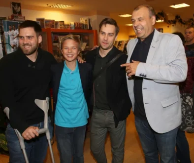 Starší muž se dvěma mladšími a jedním chlapcem