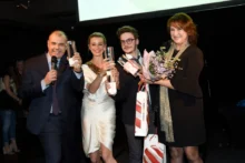 Čtyři dobře naladění lidé na podiu