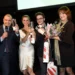 Čtyři dobře naladění lidé na podiu