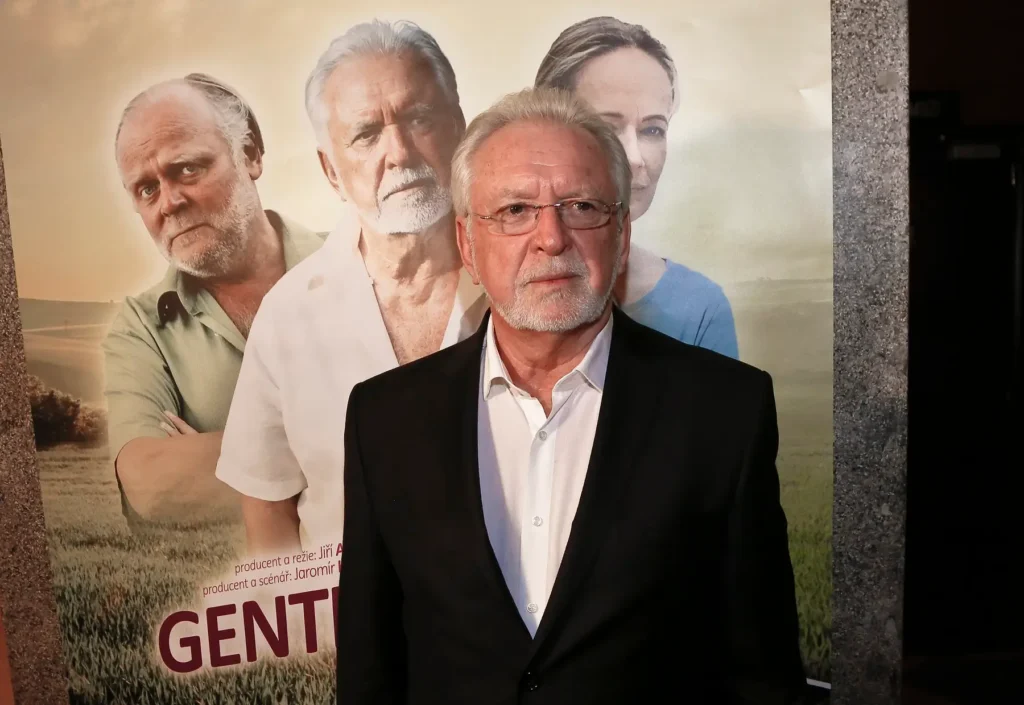 - VIPshow Jaromír Hanzlík si zahrál ve filmu Léto s getlemanem.