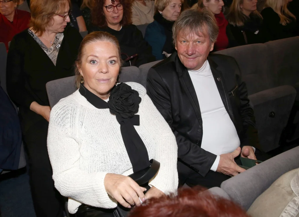 profimedia-0827977676 - VIPshow Muž a žena sedí vedle sebe v hledišti, ona má bílé, on černé sako