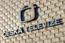 Logo veřejnoprávní televize v Česku na zídce domu