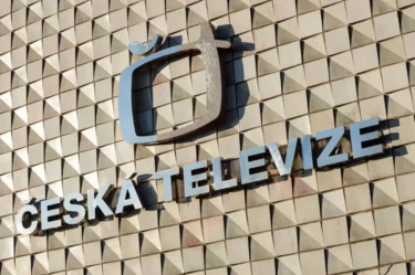 Logo veřejnoprávní televize v Česku na zídce domu
