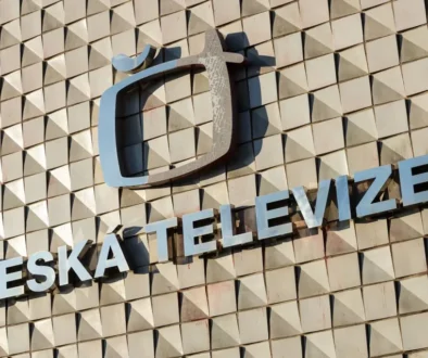 Logo veřejnoprávní televize v Česku na zídce domu