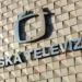 Logo veřejnoprávní televize v Česku na zídce domu