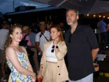 Dvě ženy a starší muž na party, muž se mračí