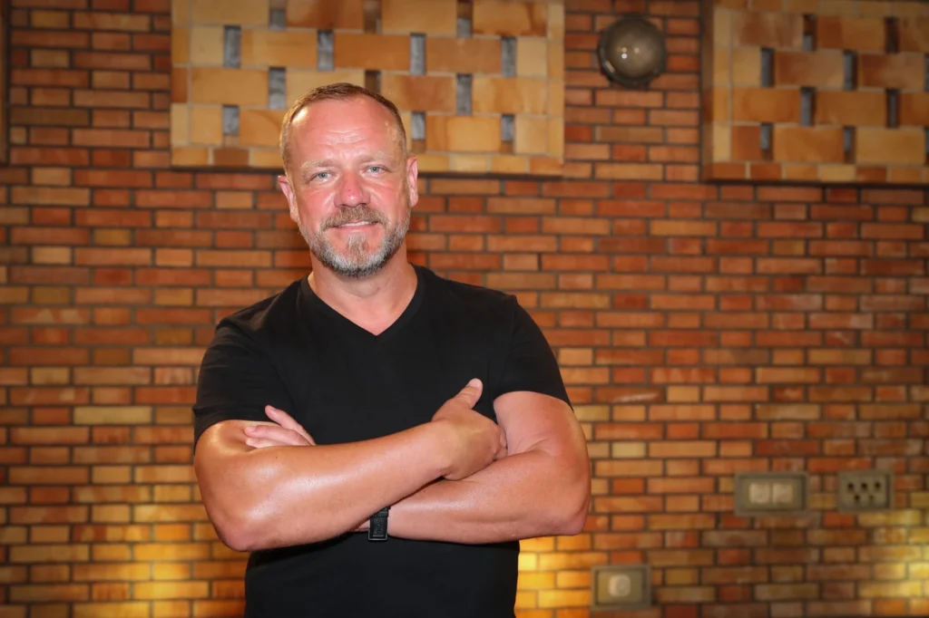 profimedia-0898083689 - VIPshow Muž se opírá o zeď a má založené ruce
