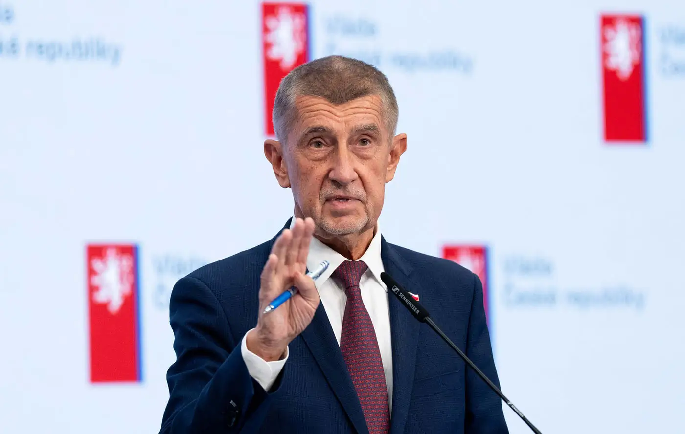 profimedia-1108910737 - VIPshow Český premiér Andrej Babič stojí u pultíku a řeční