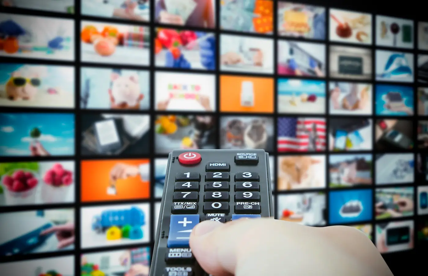 shutterstock_1016805550 - VIPshow Ruka s ovladačem míří na nabídku služeb v televizi