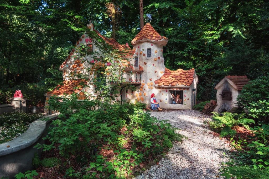 shutterstock_1087904681 - VIPshow Pohádková perníková chaloupka na zaleném pažitu s Jeníčkem a Mařenkou