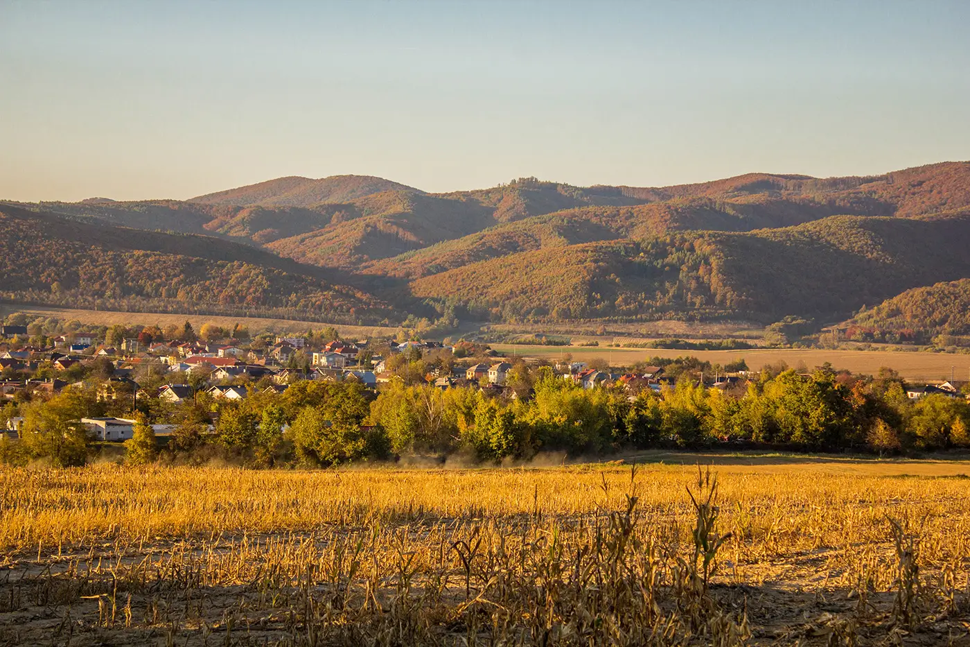 Pohled na krajinu v podvečerním slunci