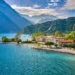 Pohled na průzračně čisté jezero a malou vesničku