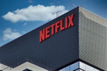 Budova s nápisem Netflix v červené barvě