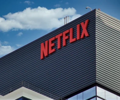 Budova s nápisem Netflix v červené barvě