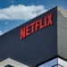 Budova s nápisem Netflix v červené barvě