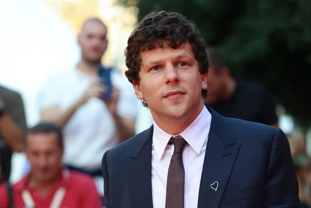 - VIPshow Jesse Eisenberg bude jednou z hlavních hvězd KVIFF 2026.