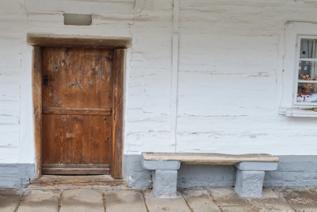 Dřevěné dveře na zápraží vesnické chalupy