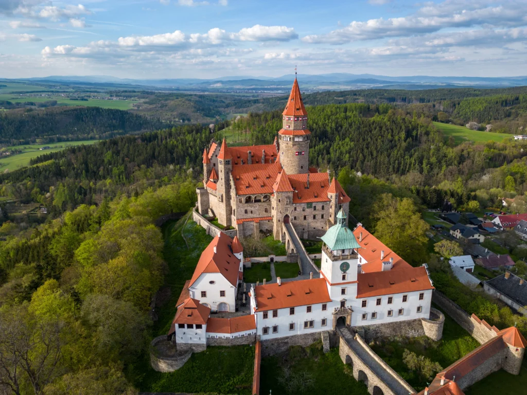 Pohled na hrad v lesích
