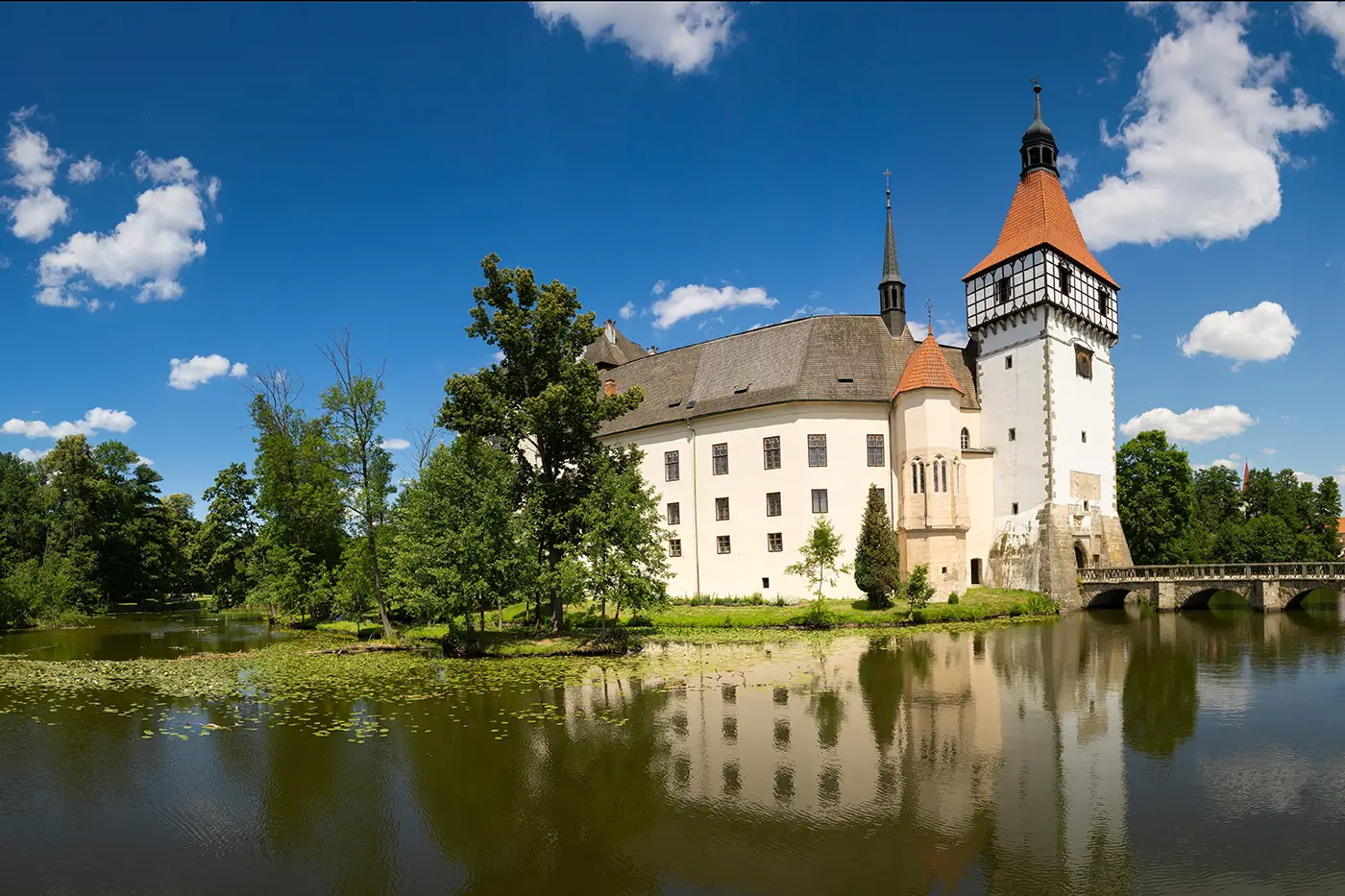 shutterstock_2332242381 - VIPshow Zámek se zrcadlí na hladině rybníku
