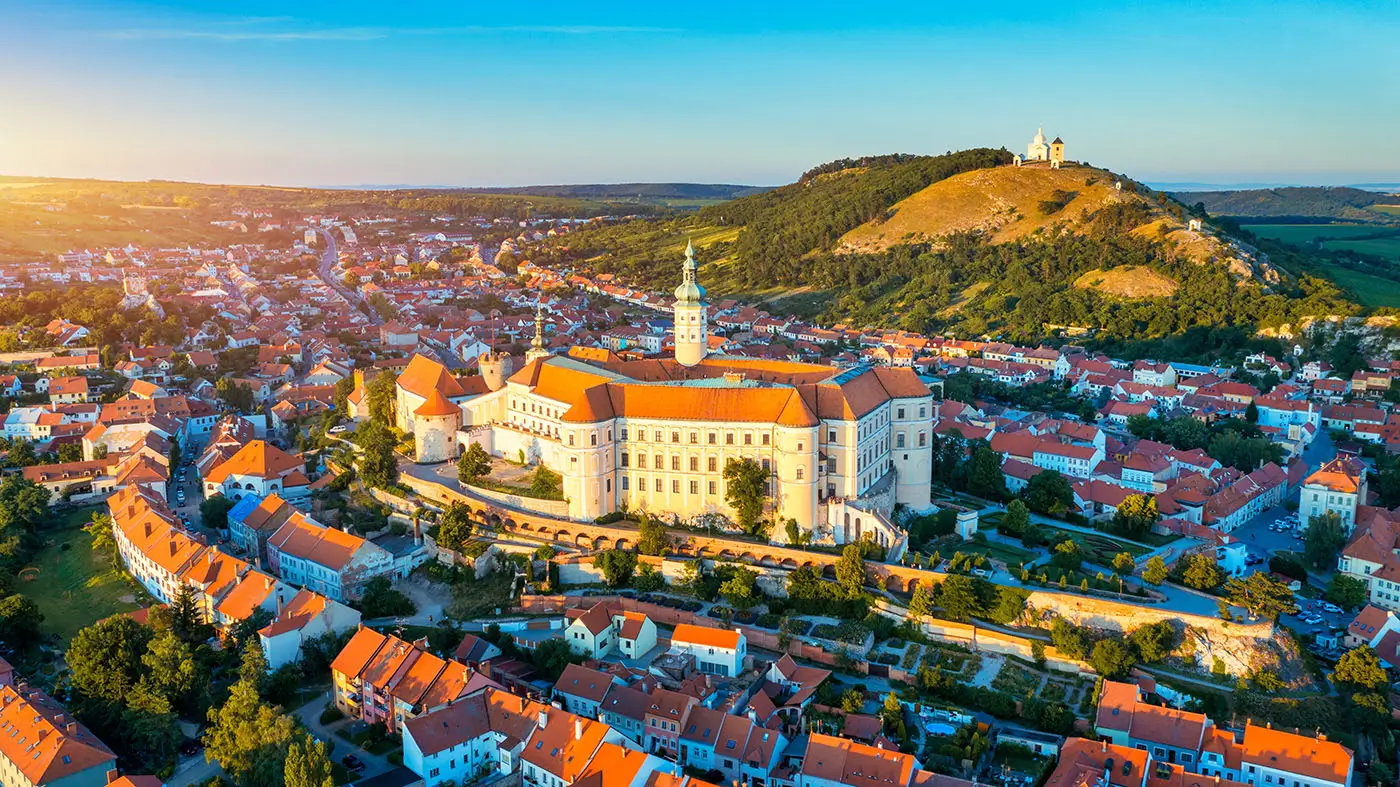 shutterstock_2337845517 - VIPshow Letecký pohled na město obklopené přírodou za slunečného dne