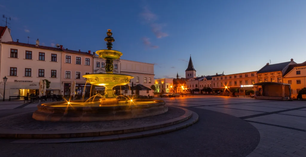 shutterstock_2463550573 - VIPshow Náměstí v popředí s velkou kašnou.