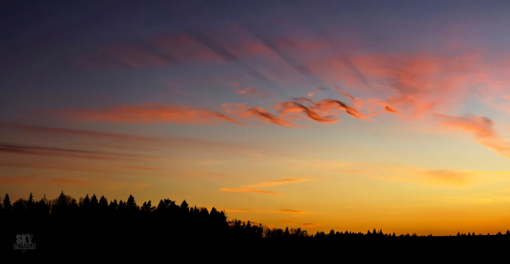 Když se na obloze objeví charakteristické mráčky, které připomínají mořské vlny nebo krajky, vidíte Kelvin-Helmholtzovy oblaky - VIPshow Fluctus neboli spciální mraky na obloze, velmi vzácný jev