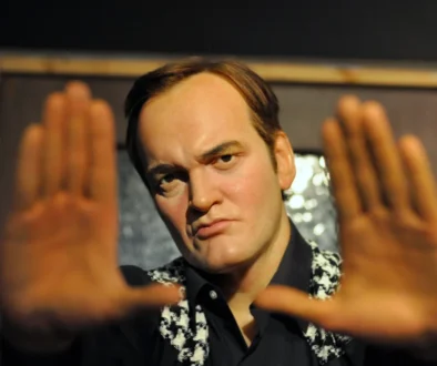 Zamračený muž drží před sebou natažené dlaně, jakoby se díval do kamery