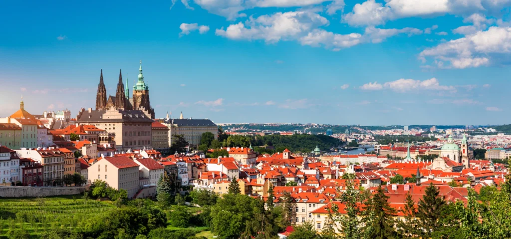 Panoramatický pohled na Prahu s dominantou Pražského hradu