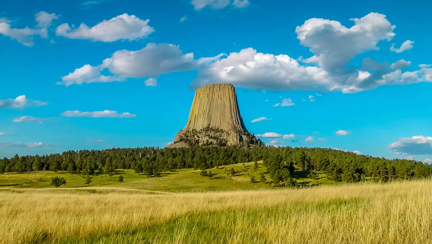 Pohled na horu Devils Tower za slunečného dne.