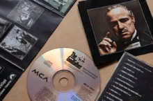 Sbírka předmětů z filmu Kmotr, CD, fotky, seznam