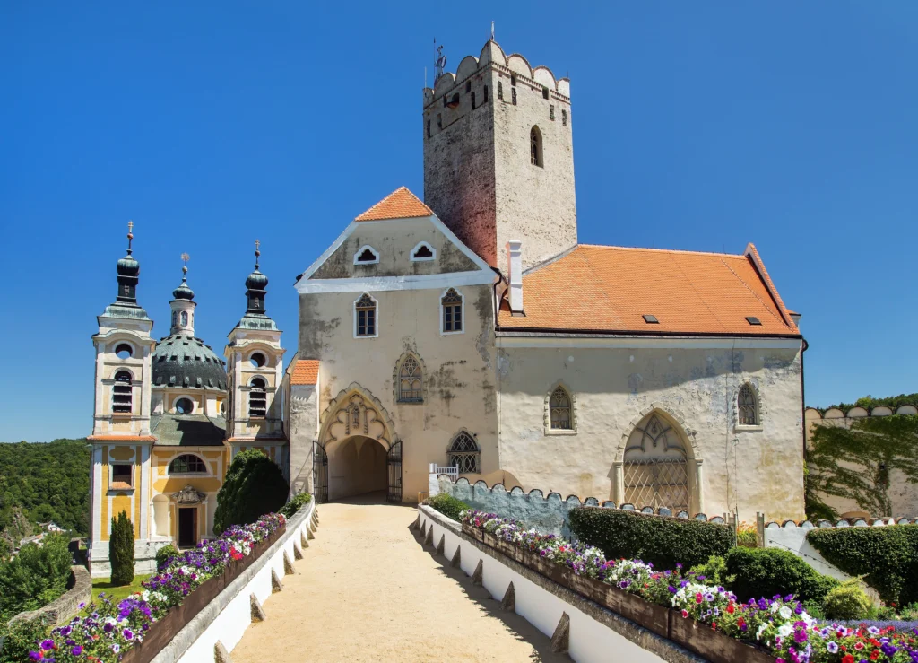 shutterstock_2683054725 - VIPshow Kamenná cesta k romantickému zámku s čtvercovou věží