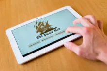 The Pirate Bay je internetový portál určený ke sdílení a stahování nelegálního obsahu, jako jsou filmy, hudba nebo počítačový software