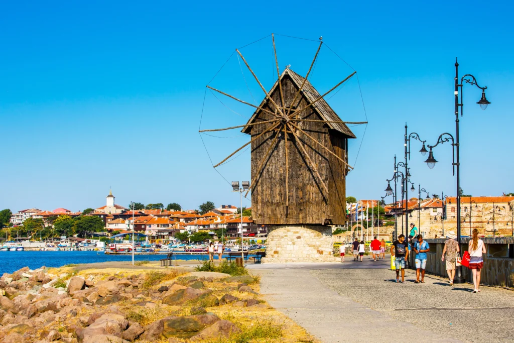 shutterstock_459918520 - VIPshow Starý mlýn na pobřeží moře, nad ním je azurově modrá obloha