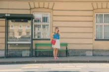 žena v létě telefonuje