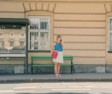 žena v létě telefonuje