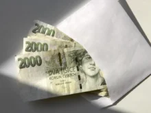 Obálka s řadou bankovek v nominální hodnotě 2 tisíce korun