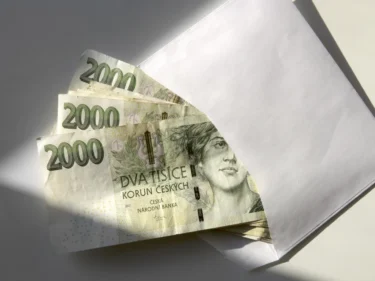 Obálka s řadou bankovek v nominální hodnotě 2 tisíce korun
