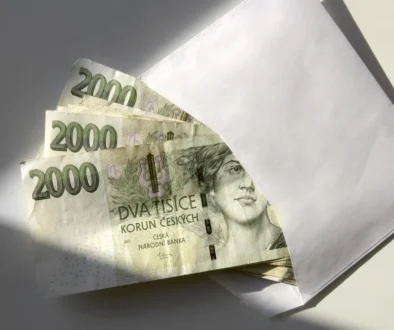 Obálka s řadou bankovek v nominální hodnotě 2 tisíce korun