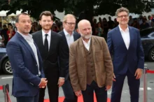 Pět mužů v odpoledních oblecích v dobrém rozpoležení