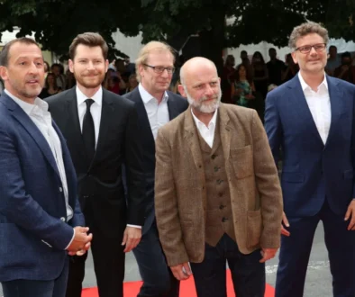 Pět mužů v odpoledních oblecích v dobrém rozpoležení