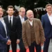 Pět mužů v odpoledních oblecích v dobrém rozpoležení