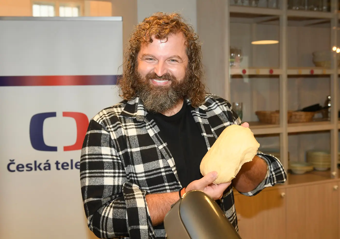 profimedia-0665538562 - VIPshow Muž s dlouhými vousy a v kostkované košili v rukou drží těsto na dezert
